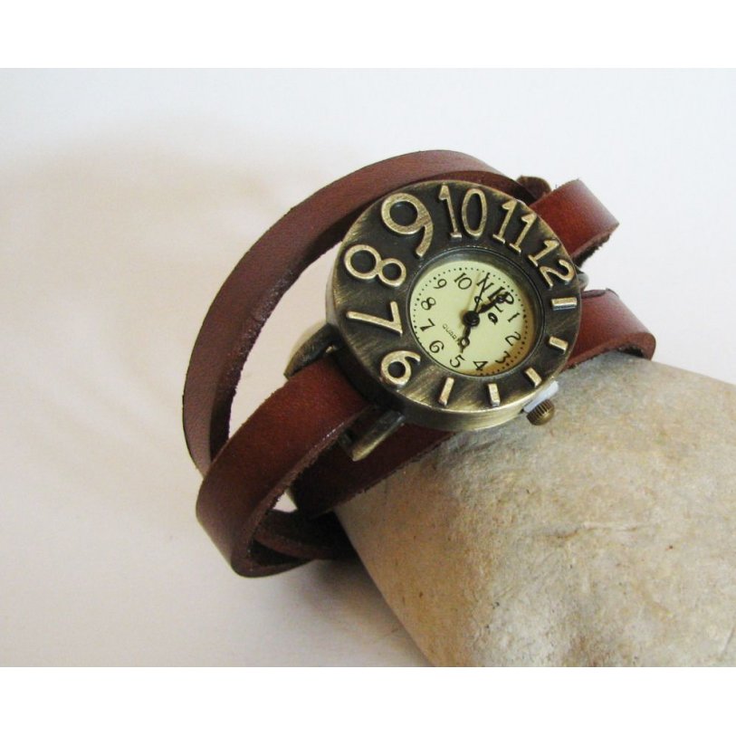 Relógio com bracelete de couro e mostrador assimétrico