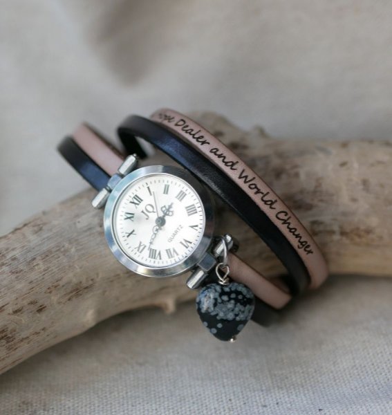 Rel&oacute;gio de correia dupla de couro com cora&ccedil;&atilde;o de pedra obsidiana, cores a personalizar 