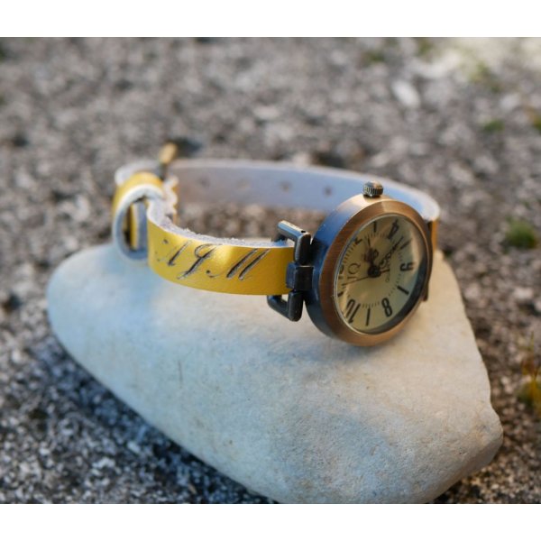 Rel&oacute;gio pulseira em pele com iniciais gravadas