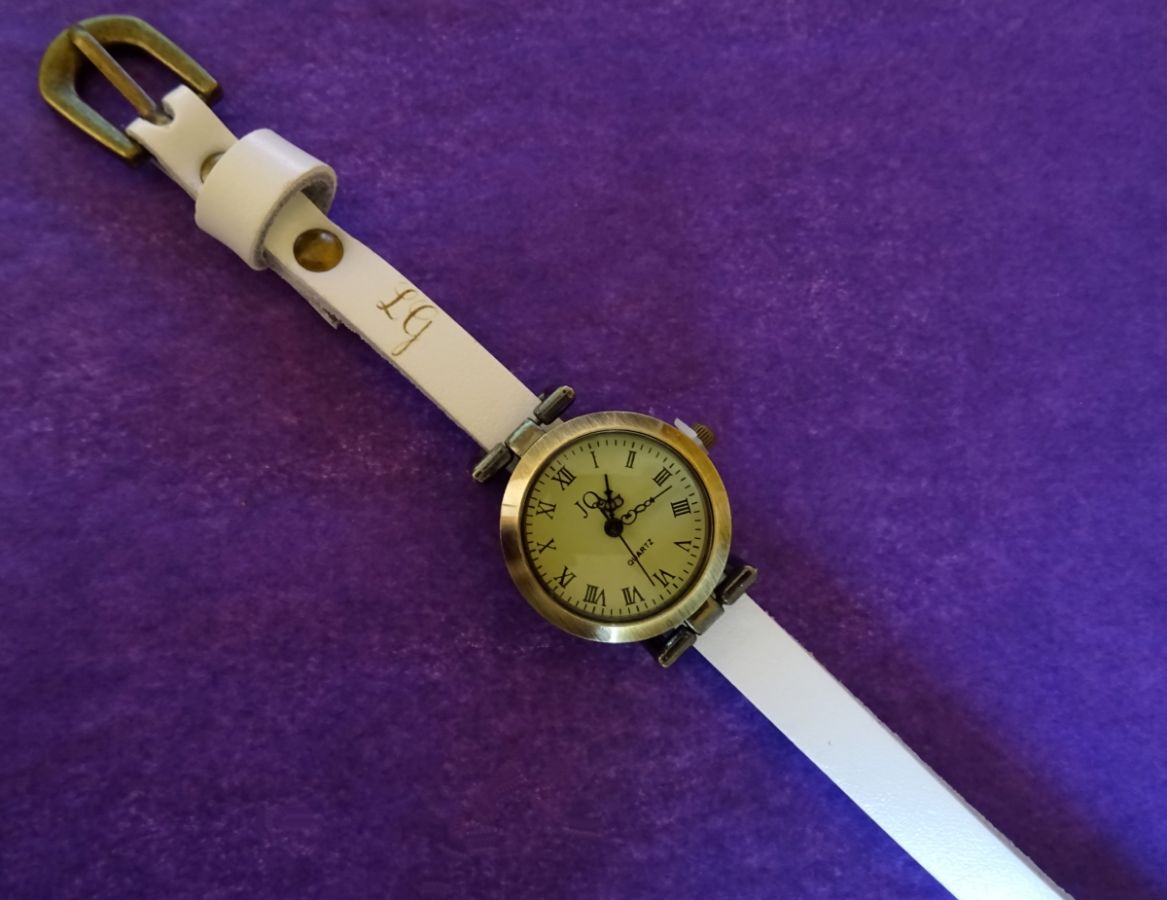 Relógio pulseira em pele com iniciais gravadas