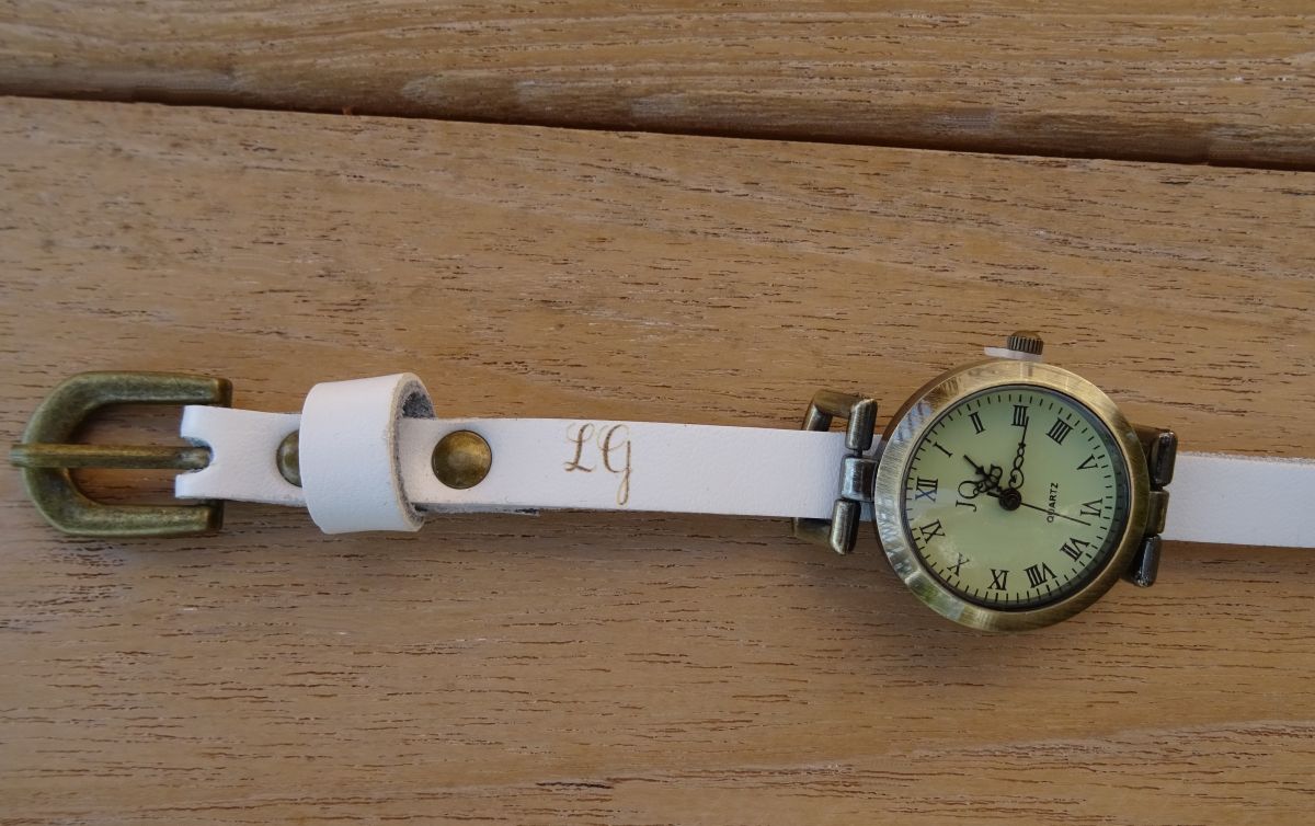 Relógio pulseira em pele com iniciais gravadas