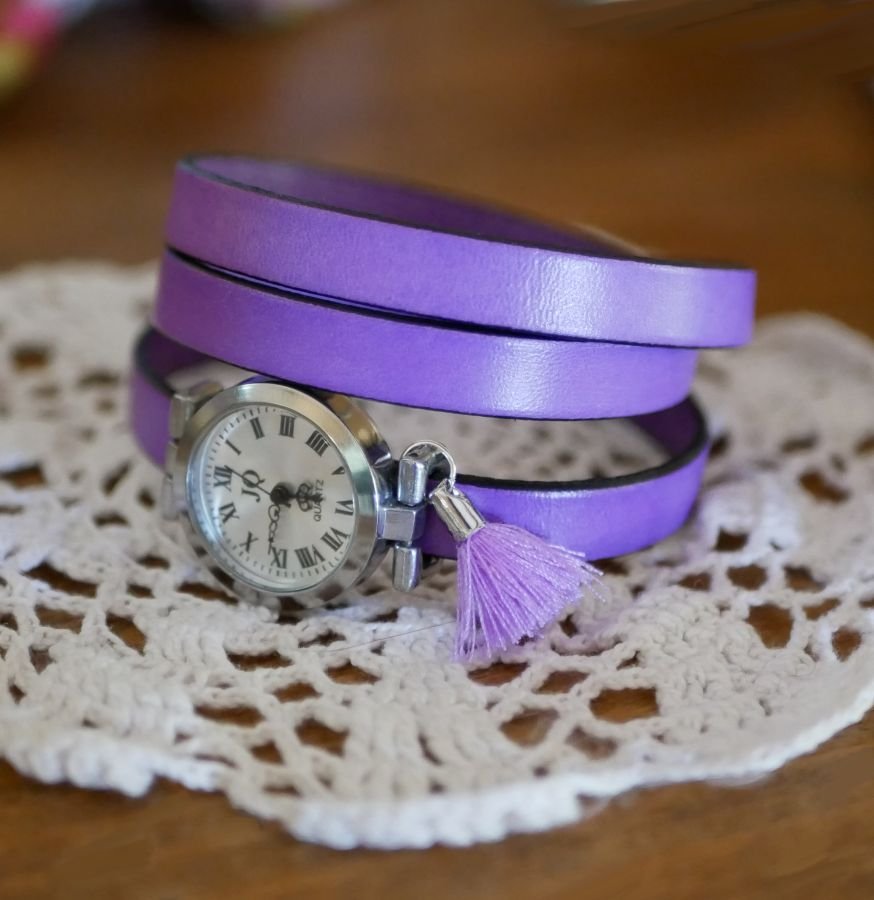 Relógio pulseira de couro Lilás 2 ou 3 cartuchos com pompom