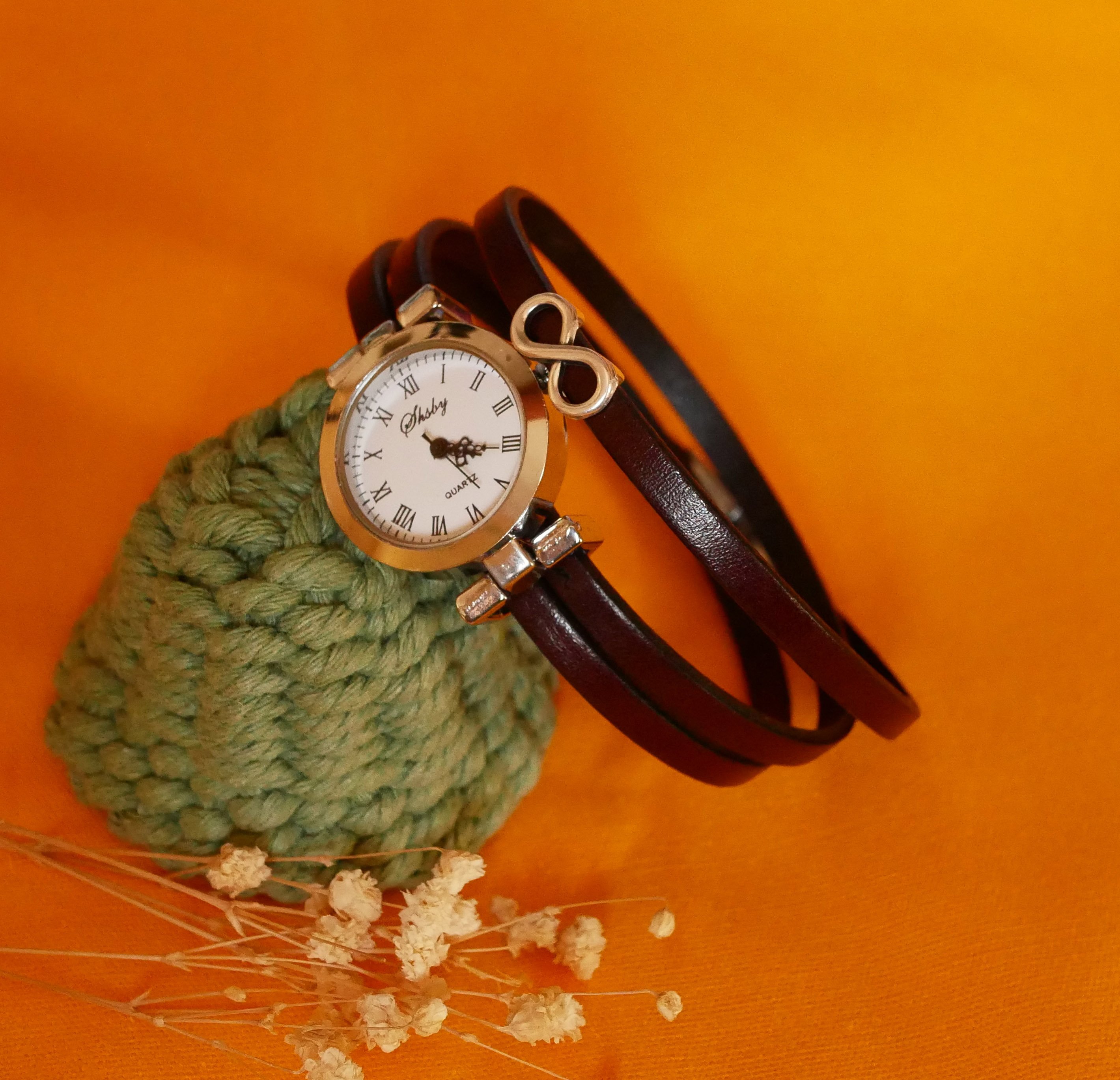 Rel&oacute;gio com bracelete em pele de 3 voltas e mostrador prateado 