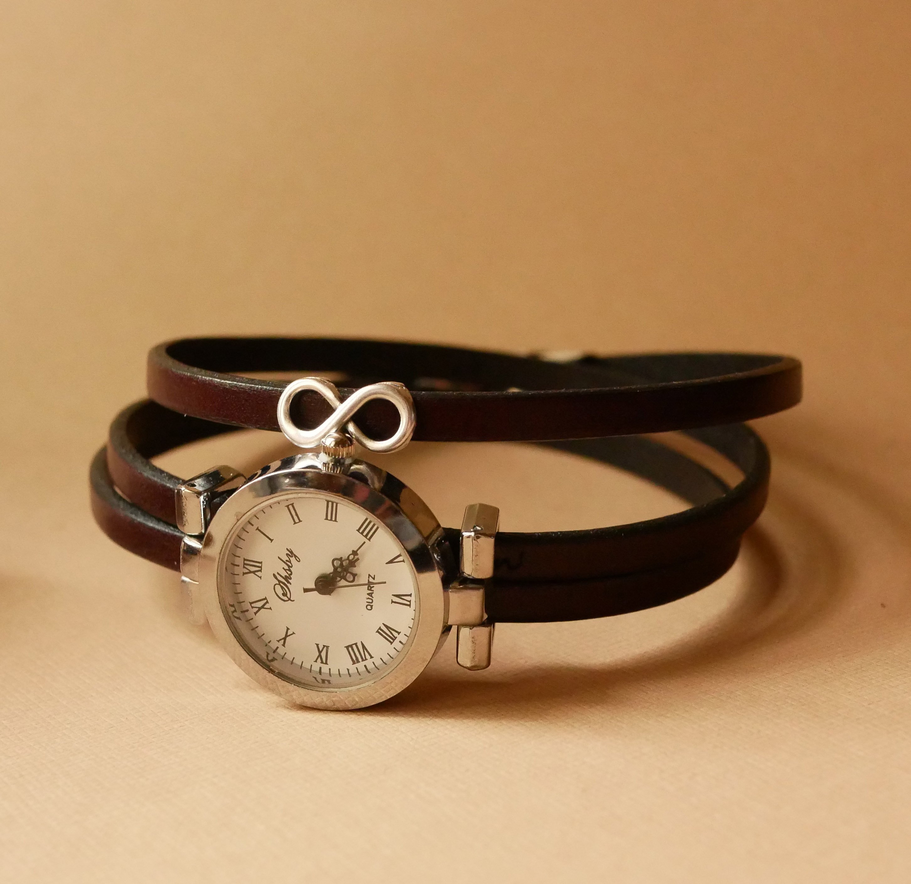 Relógio com bracelete em pele de 3 voltas e mostrador prateado 