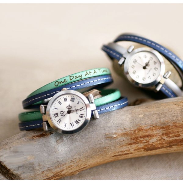 Rel&oacute;gio com correia dupla de couro com costura azul e uma segunda cor &agrave; sua escolha para ser personalizado 