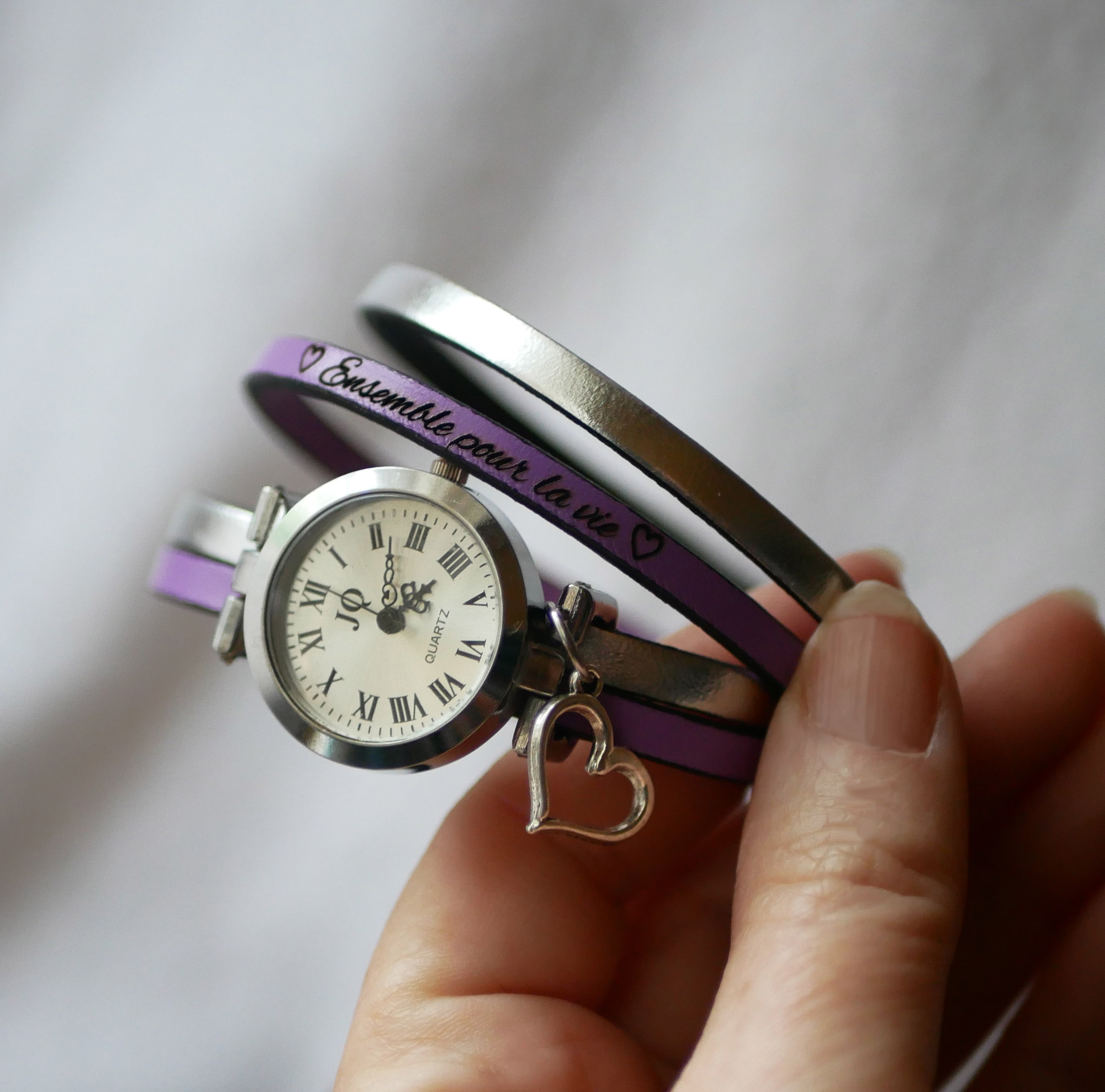 Relógio com pulseira dupla de couro, mostrador prateado, cor à sua escolha, para ser personalizado 