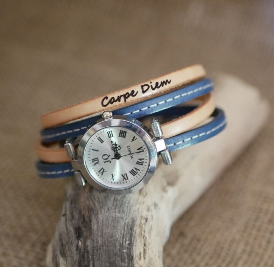 Relógio com correia dupla de couro com costura azul e uma segunda cor à sua escolha para ser personalizado 