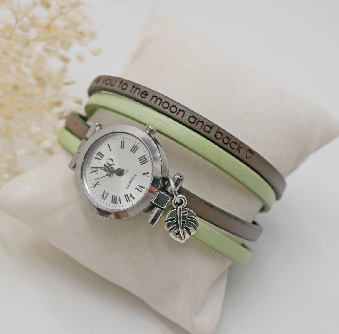 Relógio com pulseira dupla de couro, mostrador prateado, cor à sua escolha, para ser personalizado 