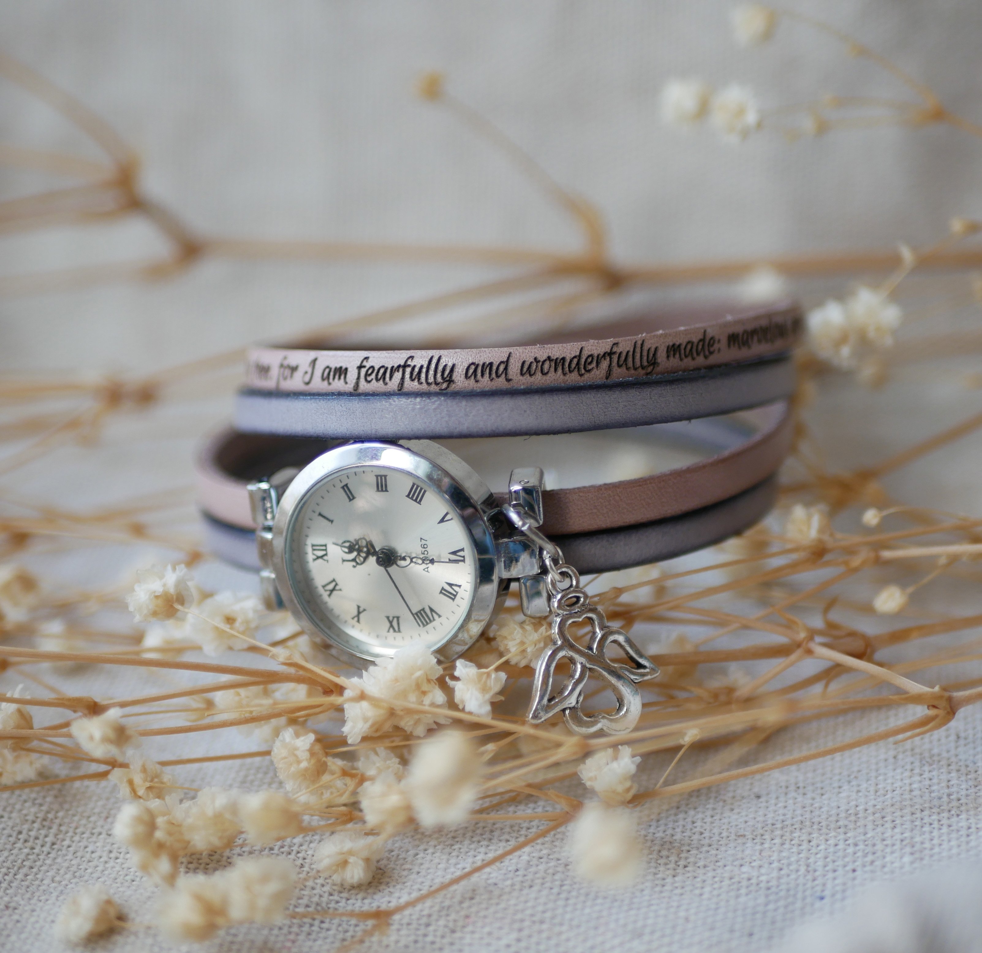 Relógio com pulseira dupla de couro, mostrador prateado, cor à sua escolha, para ser personalizado 