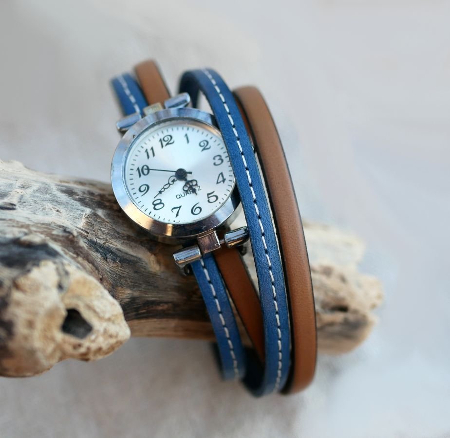 Relógio com correia dupla de couro com costura azul e uma segunda cor à sua escolha para ser personalizado 