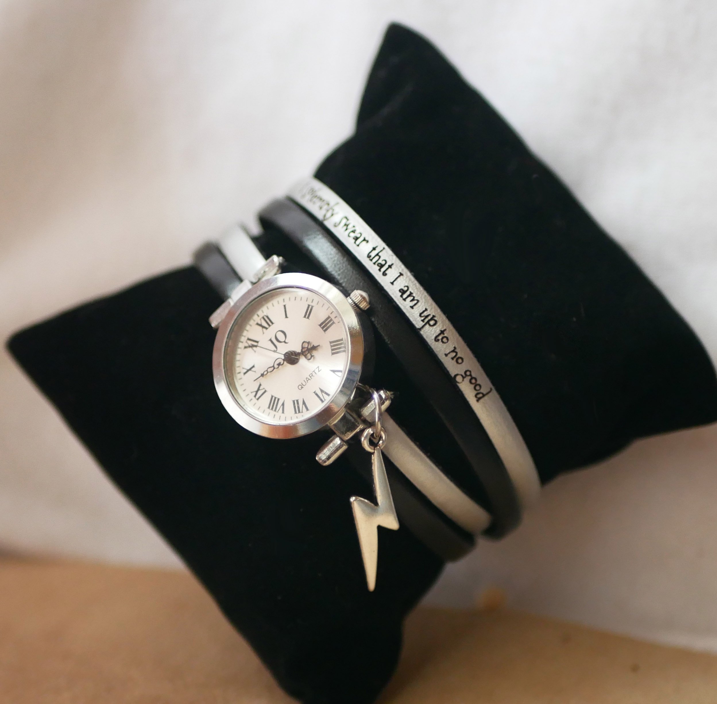 Rel&oacute;gio com pulseira dupla de couro, mostrador prateado, cor &agrave; sua escolha, para ser personalizado 