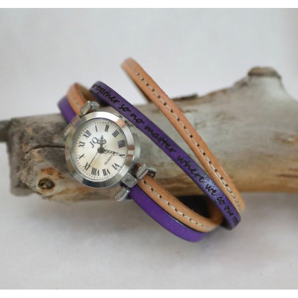 Rel&oacute;gio com correia dupla de couro com costura natural e uma segunda cor &agrave; sua escolha para personalizar 