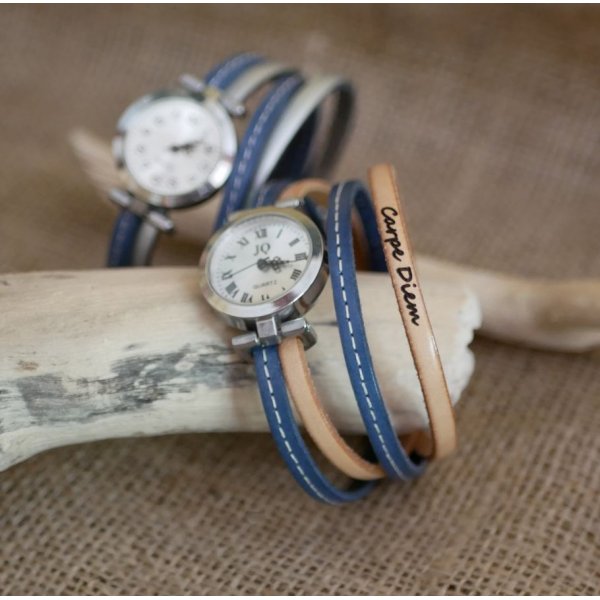 Rel&oacute;gio com correia dupla de couro com costura azul e uma segunda cor &agrave; sua escolha para ser personalizado 