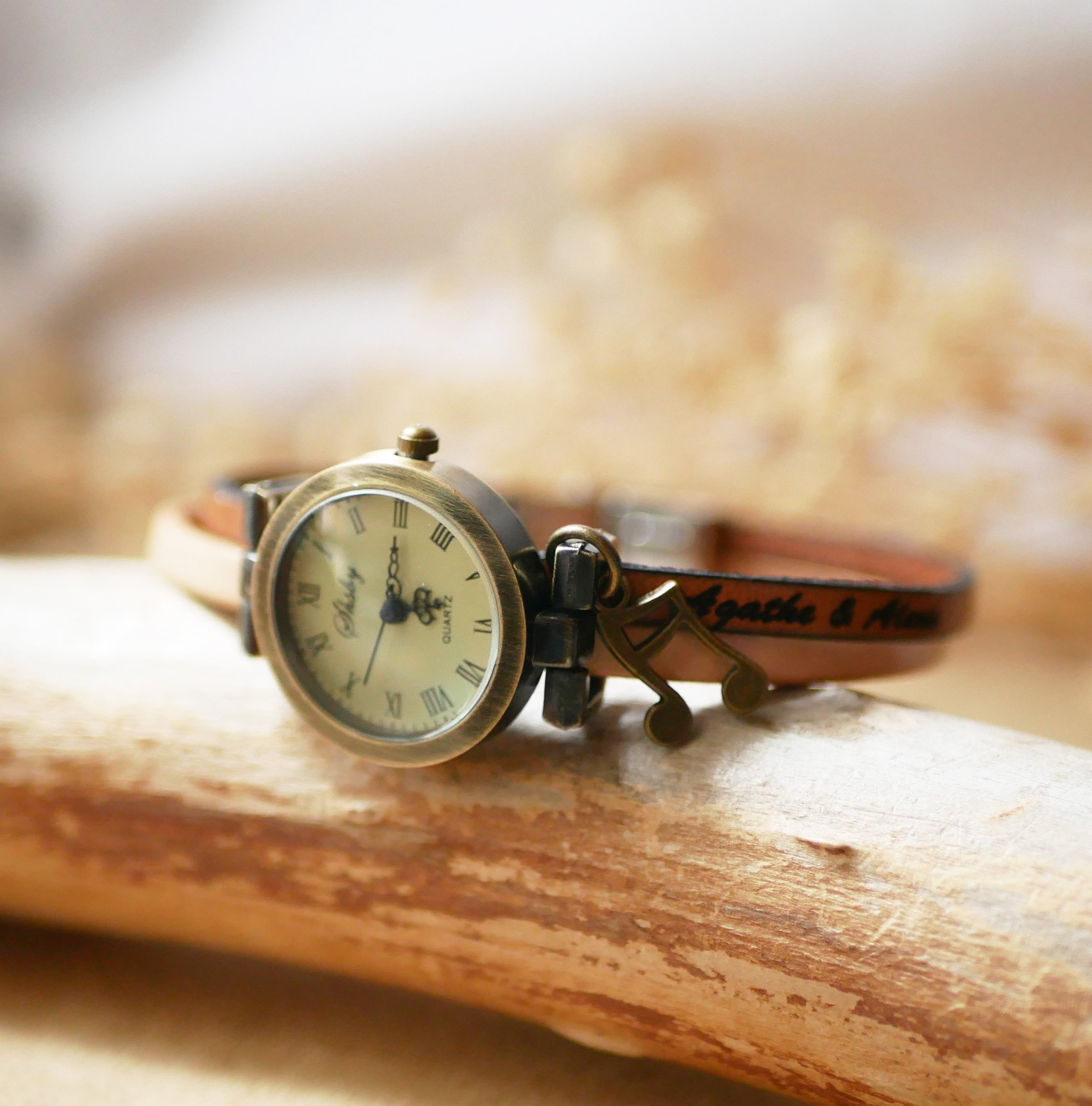 Rel&oacute;gio duo em pele &agrave; escolha da cor e grava&ccedil;&atilde;o personalizada