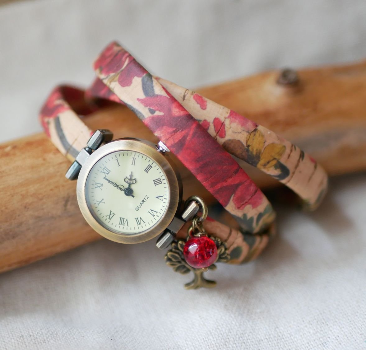 Relógio bracelete de cortiça florida 3 voltas com pérola vermelha de encanto 