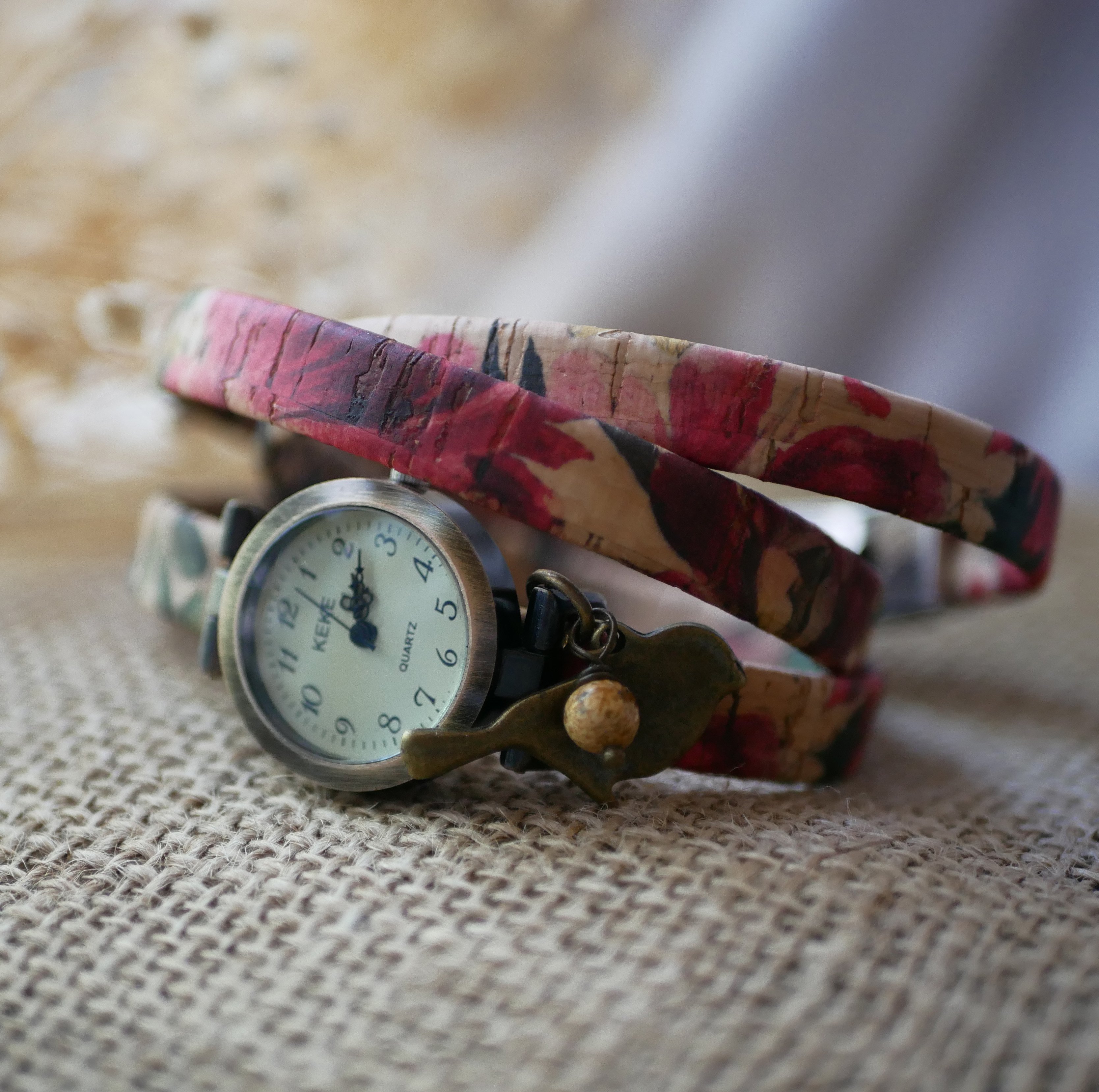 Relógio bracelete de cortiça florida 3 voltas com pérola vermelha de encanto 