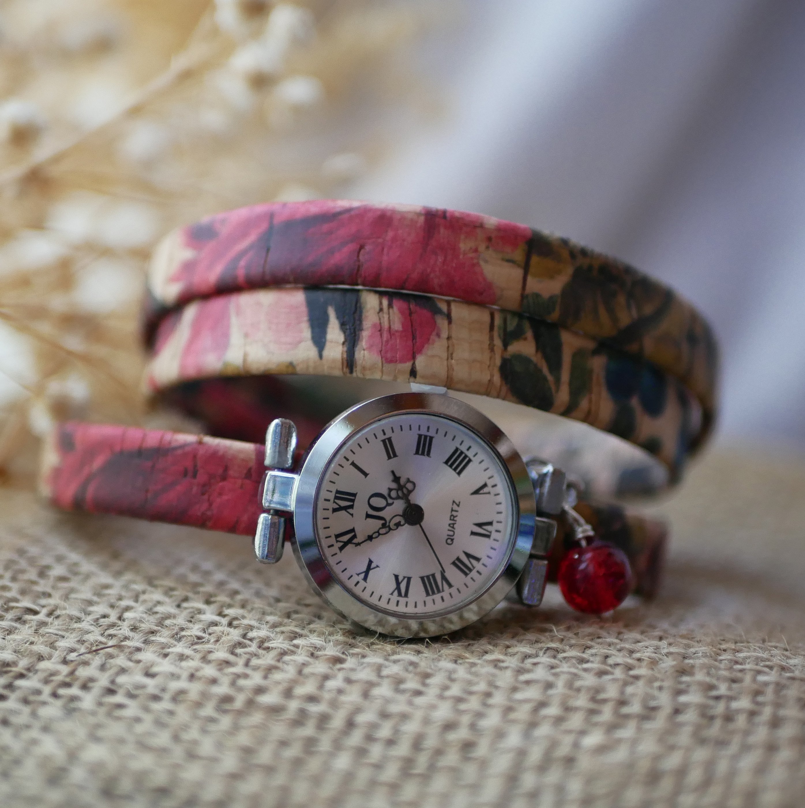Relógio pulseira de cortiça florida com pérola vermelha de encanto 