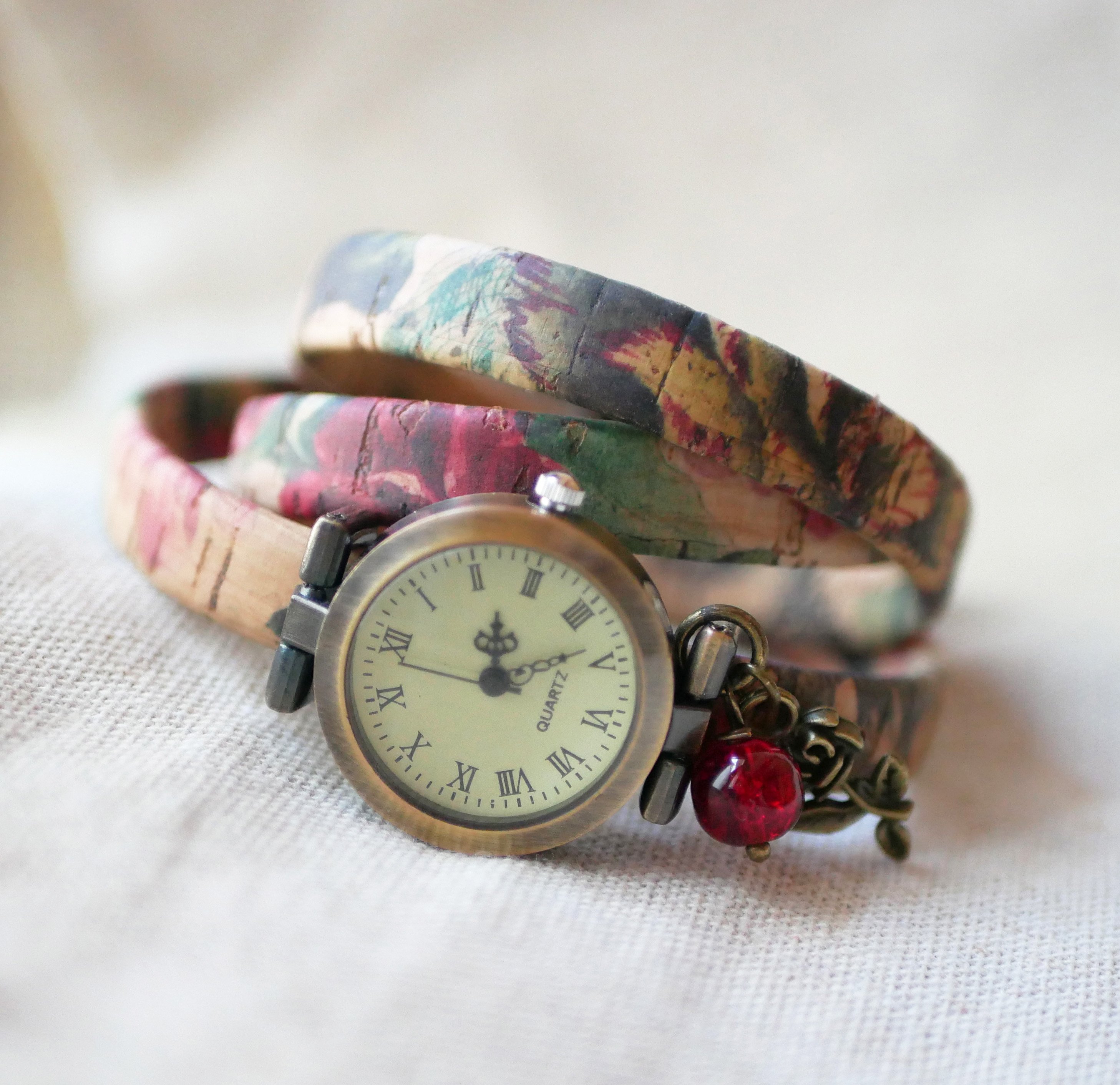 Relógio bracelete de cortiça florida 3 voltas com pérola vermelha de encanto 