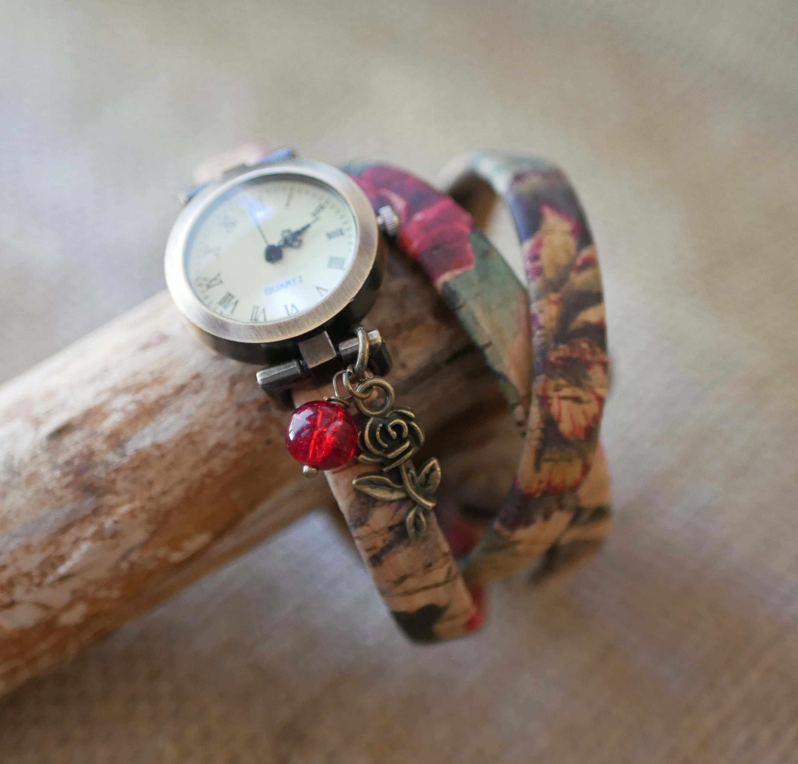 Relógio bracelete de cortiça florida 3 voltas com pérola vermelha de encanto 