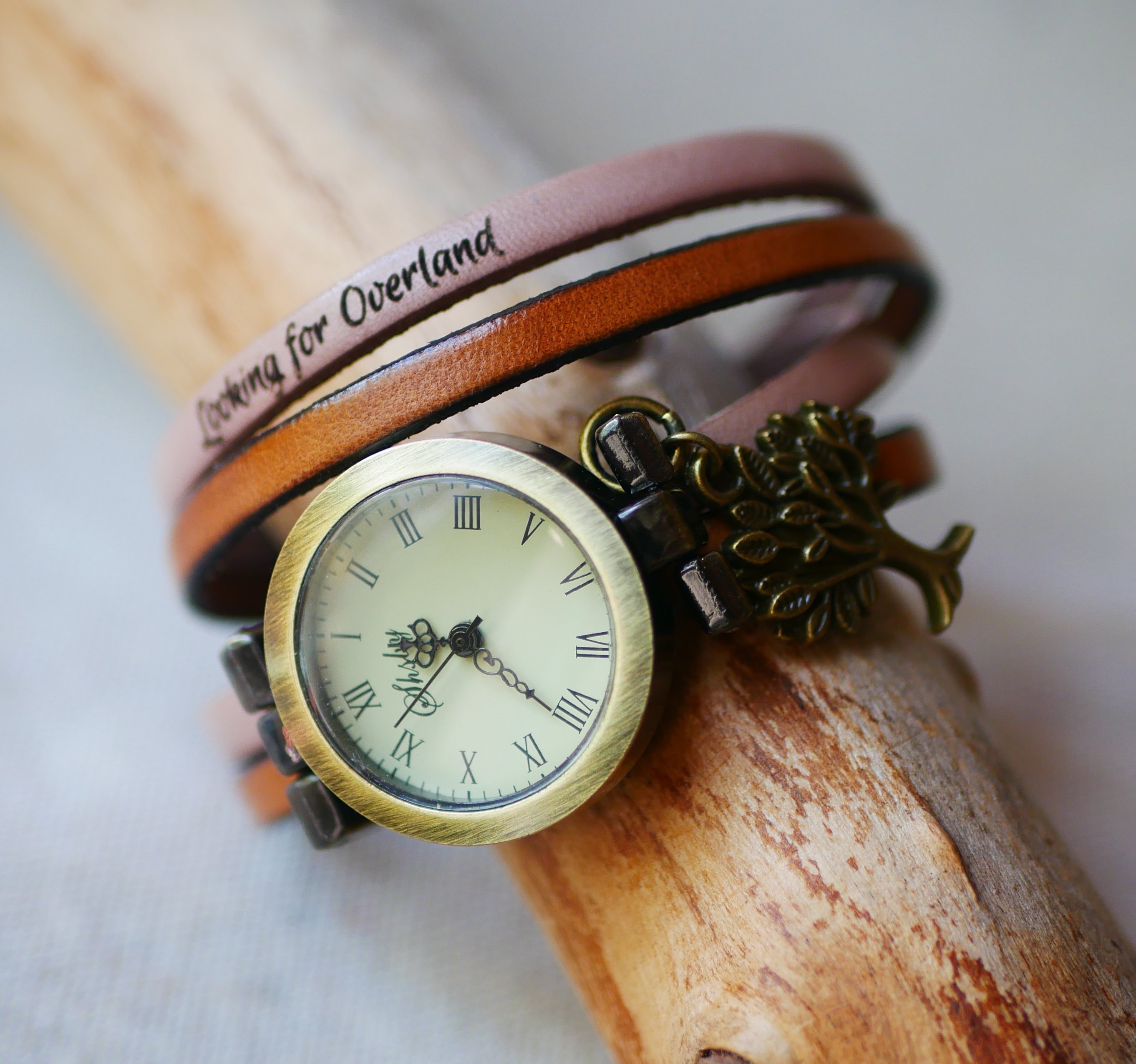 Rel&oacute;gio personalizado em pele de dupla volta com mostrador em algarismos &aacute;rabes