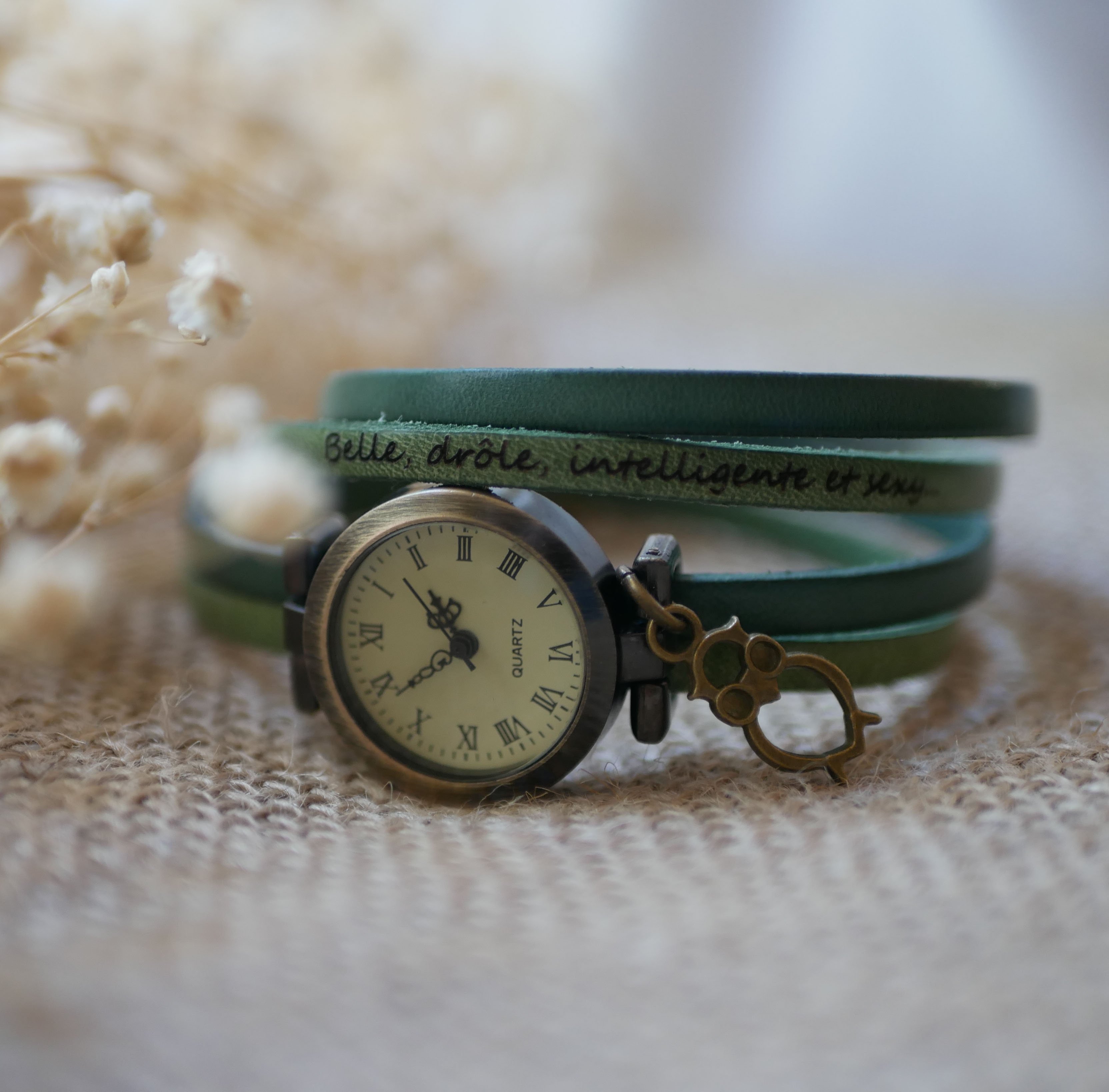 Rel&oacute;gio personalizado em pele de dupla volta com mostrador em algarismos &aacute;rabes