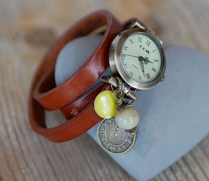 Montre bracelet triple cuir marron et breloques perles