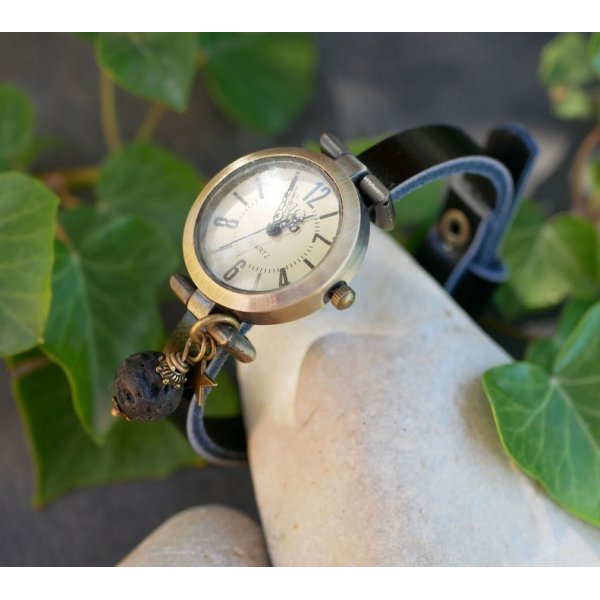 Rel&oacute;gio com encanto de pedra de lava e correia de couro &agrave; sua escolha