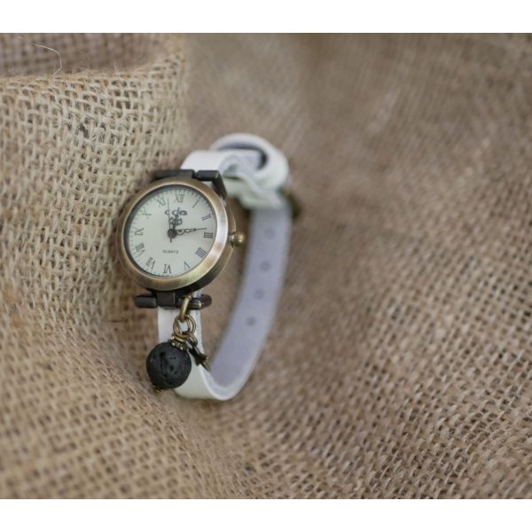 Rel&oacute;gio com encanto de pedra de lava e correia de couro &agrave; sua escolha