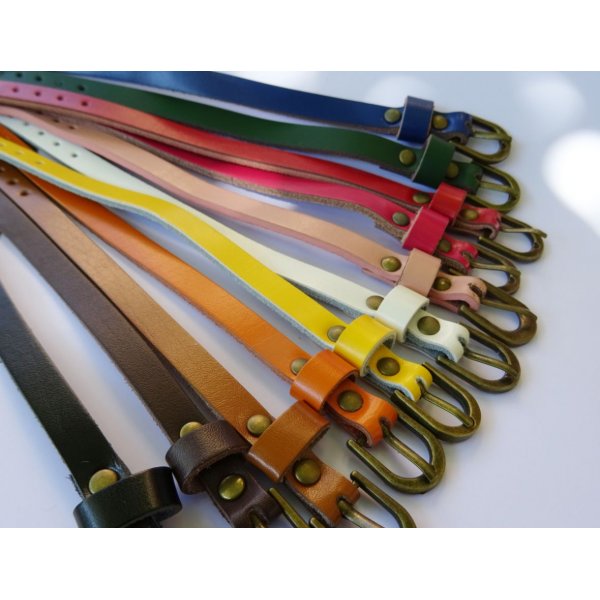 Rel&oacute;gio com encanto de pedra de lava e correia de couro &agrave; sua escolha