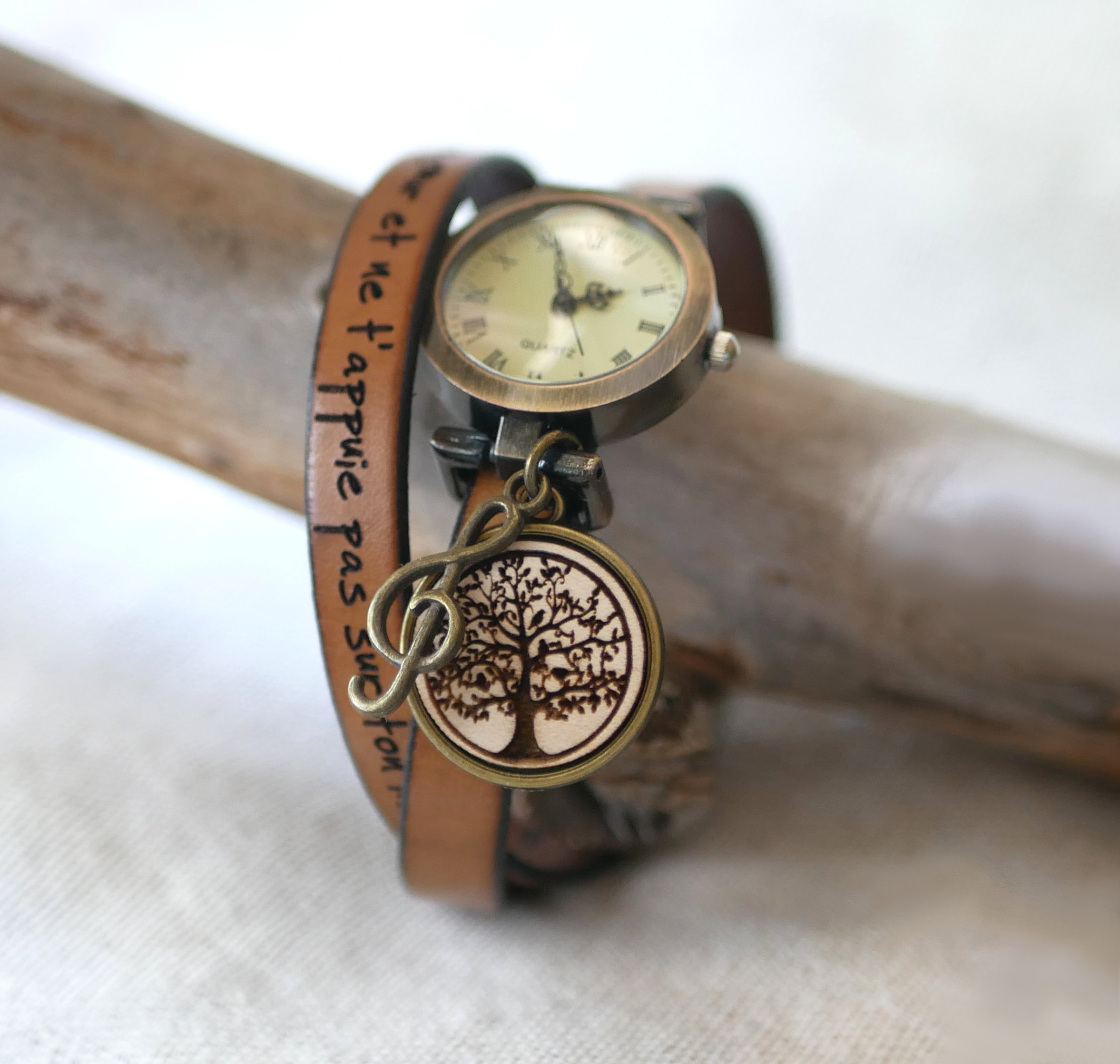 Relógio com cabochão de madeira gravado com bracelete dupla em pele e mostrador em bronze