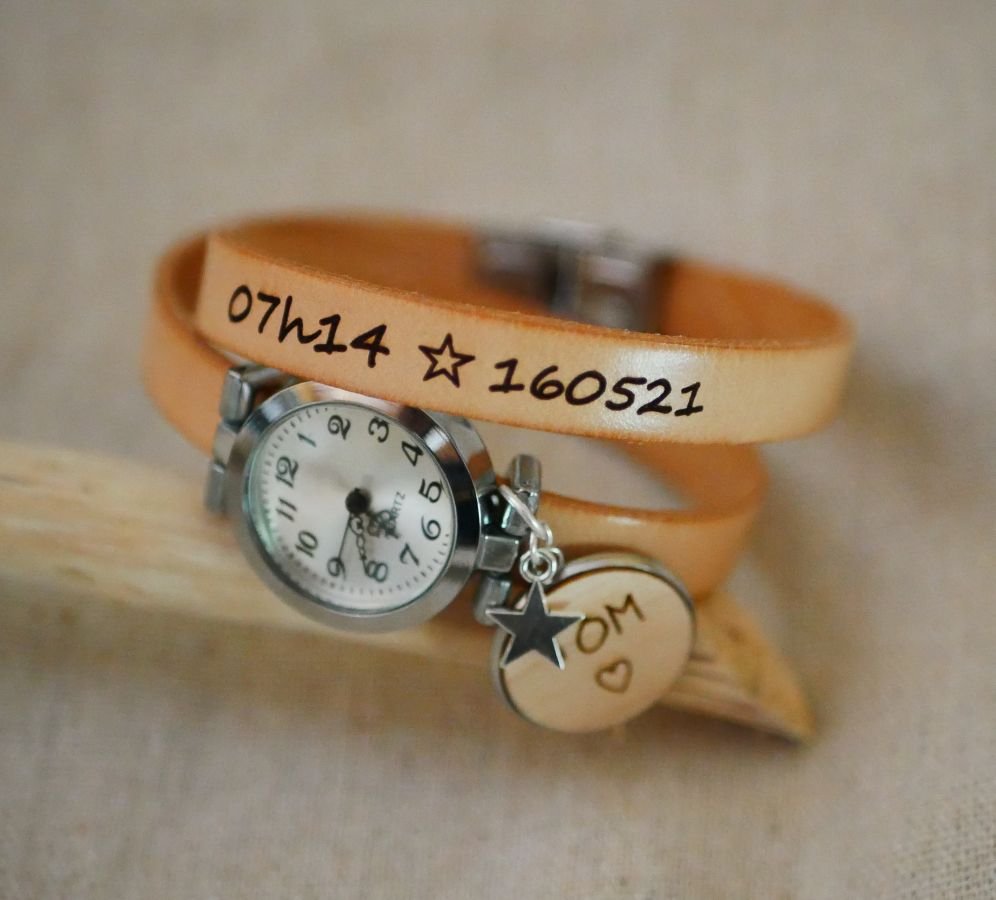 Relógio de cabochon gravado em madeira com bracelete dupla de couro 