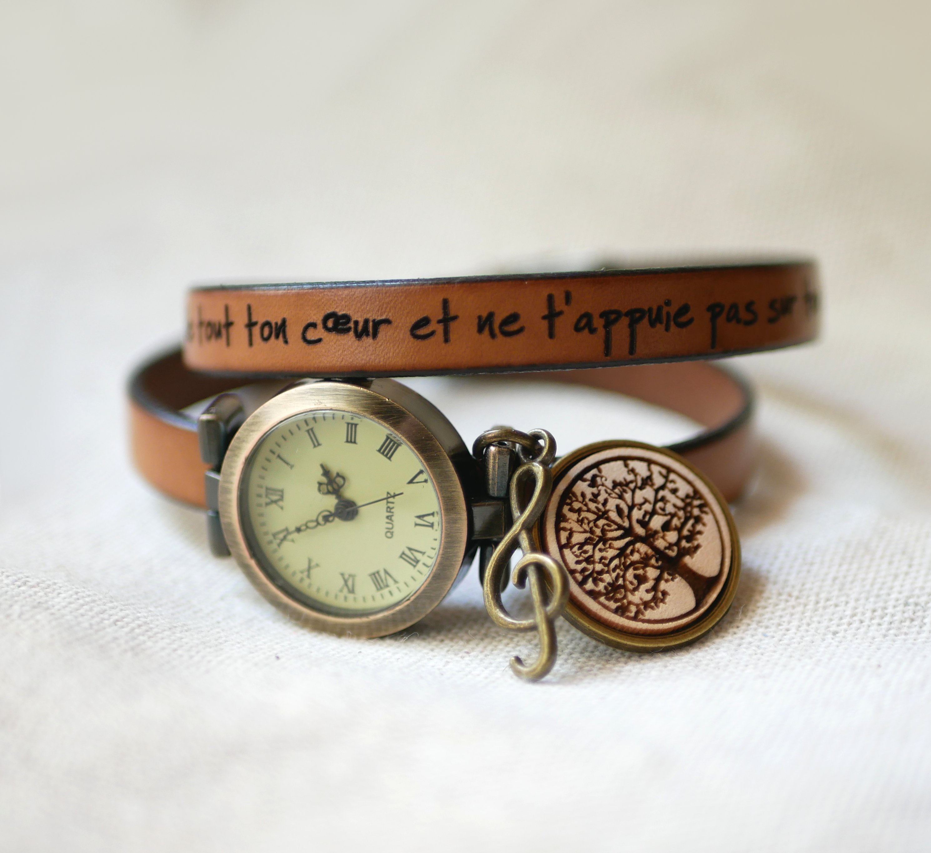 Relógio com cabochão de madeira gravado com bracelete dupla em pele e mostrador em bronze