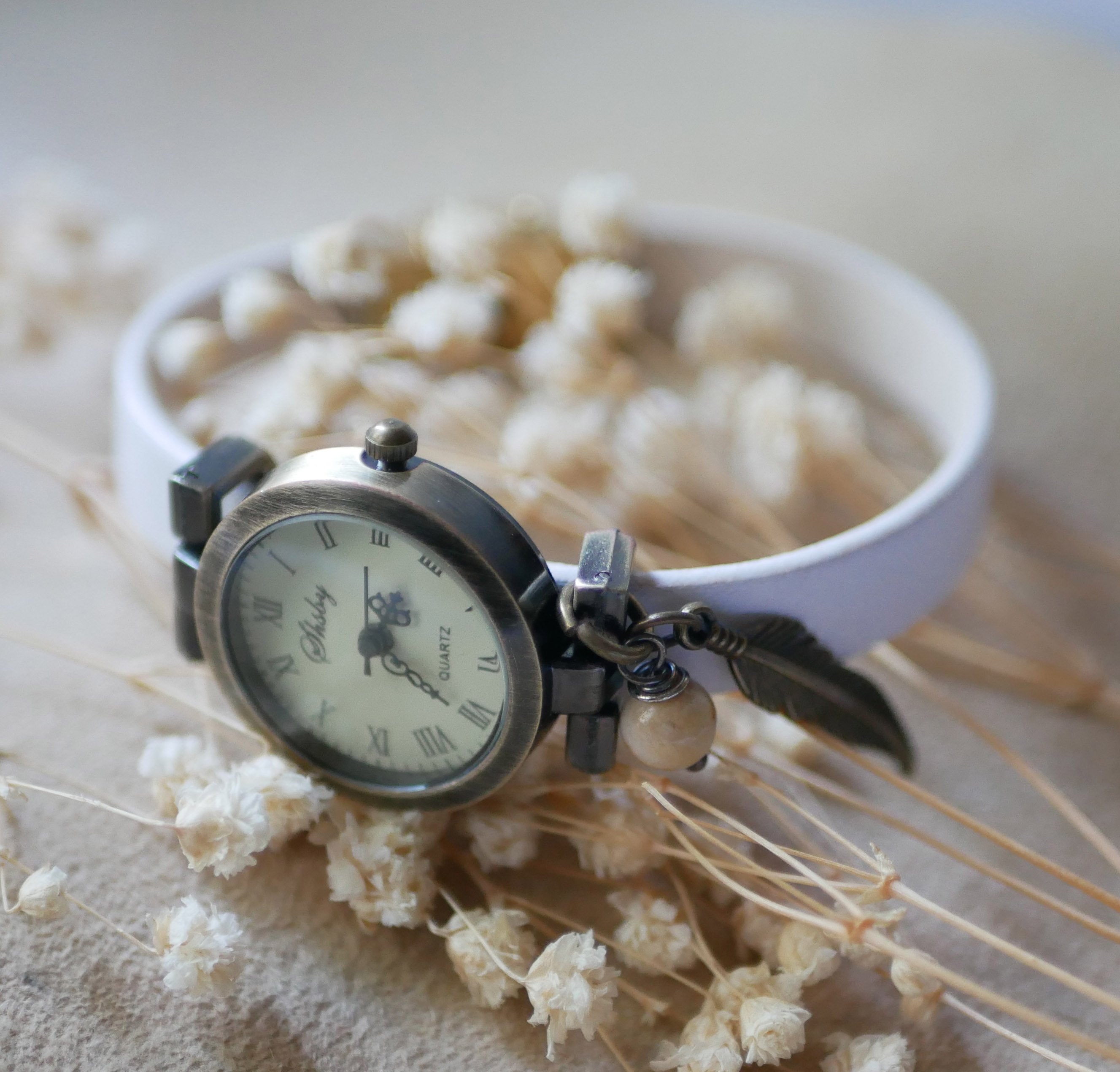 Rel&oacute;gio com mostrador em bronze e correia de couro personaliz&aacute;vel