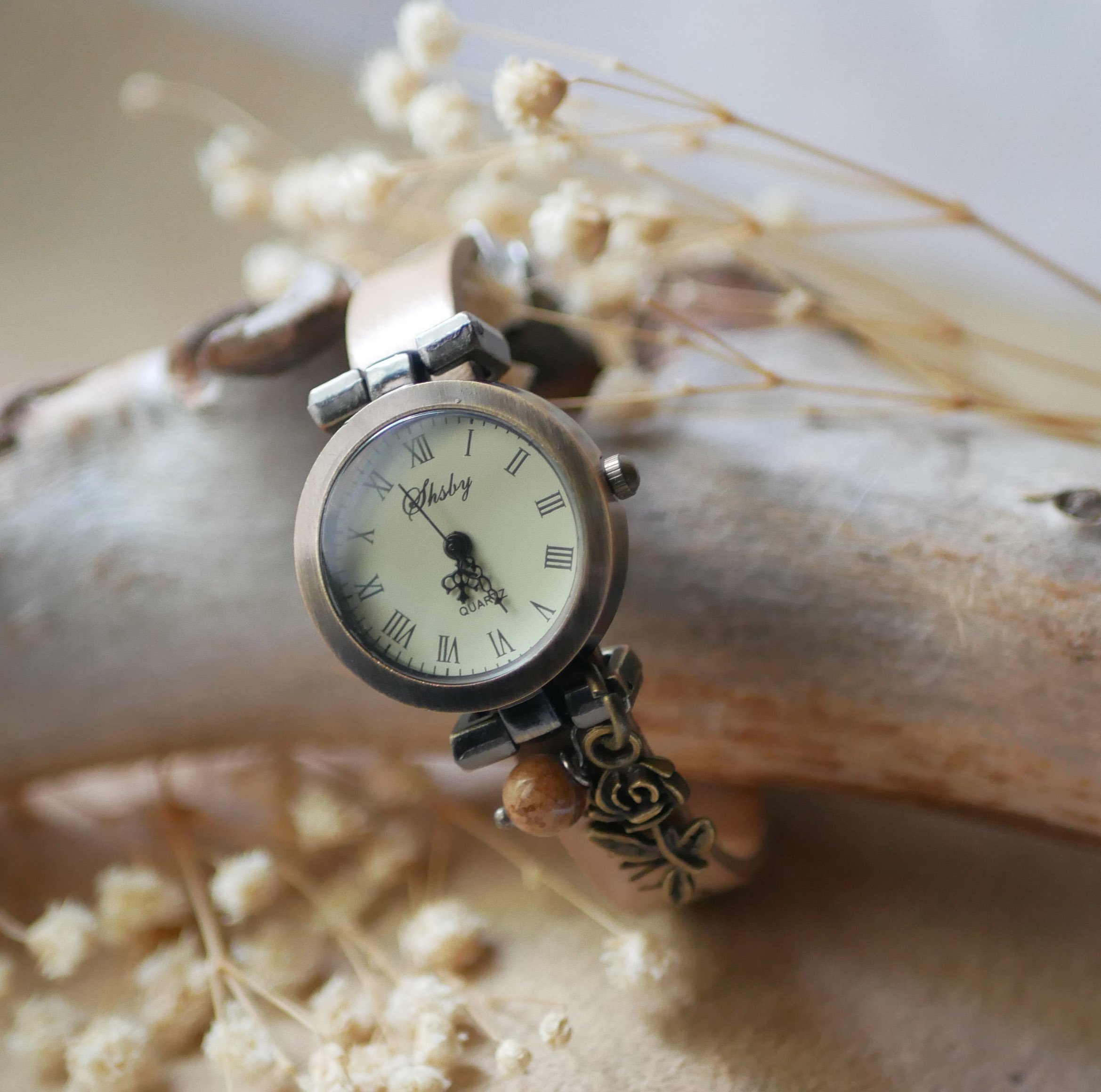 Rel&oacute;gio com mostrador em bronze e correia de couro personaliz&aacute;vel