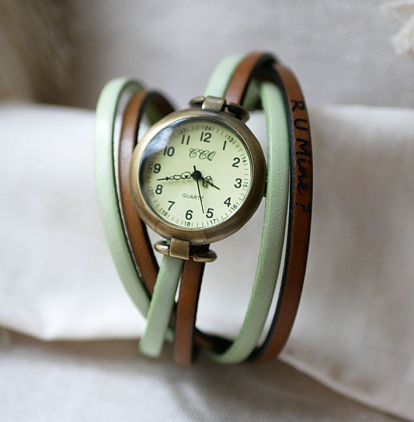 Montre vintage bronze avec bracelet triple tour en cuir.