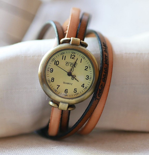 Montre vintage bronze avec bracelet triple tour en cuir personnalisé.
