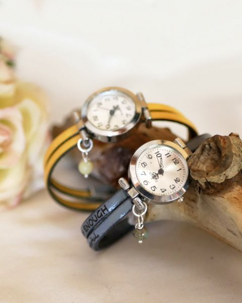 Rel&oacute;gio de joalharia em pele personaliz&aacute;vel e colorido para mulher