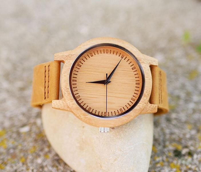 Montre homme bois clair sur bracelet cuir &agrave; personnaliser