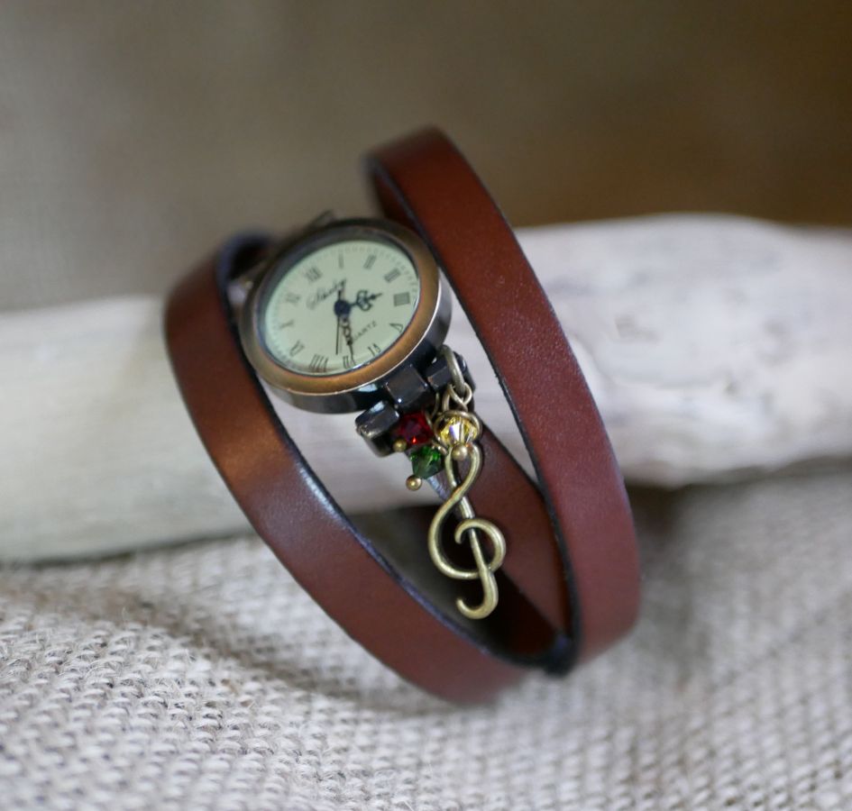 Relógio estilo Rasta Reggaeb com bracelete de couro de 2 ou 3 voltas e fecho ajustável