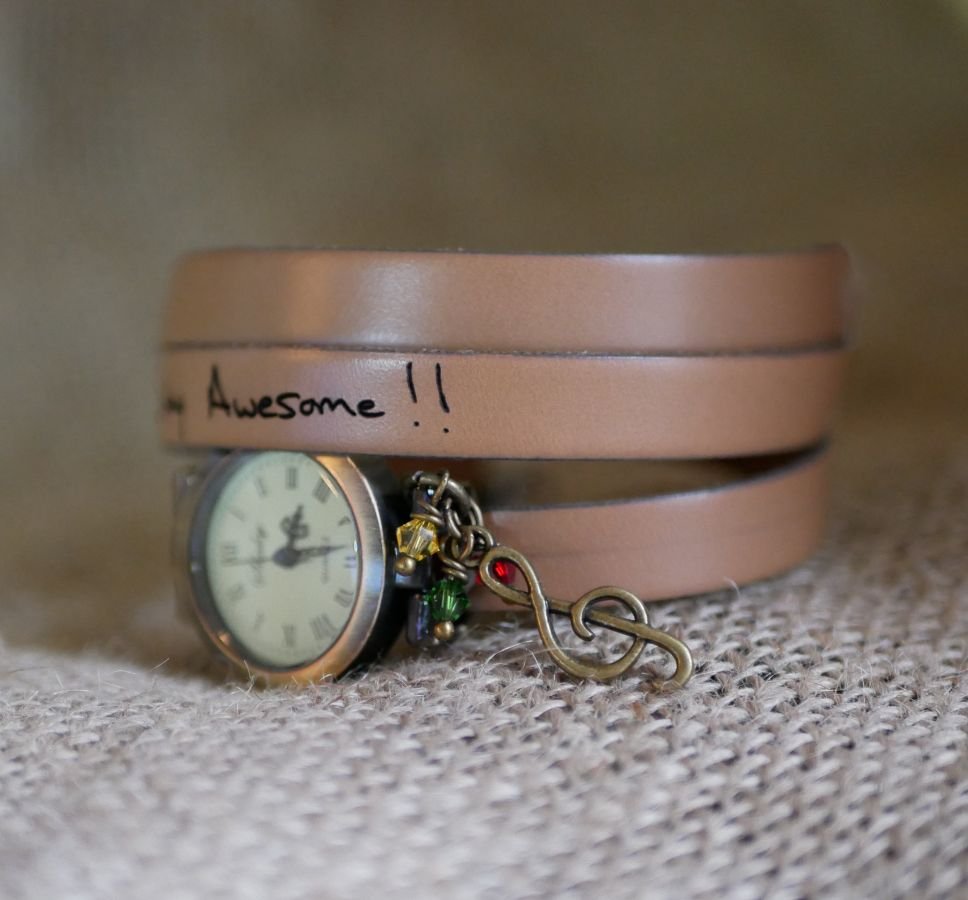 Relógio estilo Rasta Reggaeb com bracelete de couro de 2 ou 3 voltas e fecho ajustável