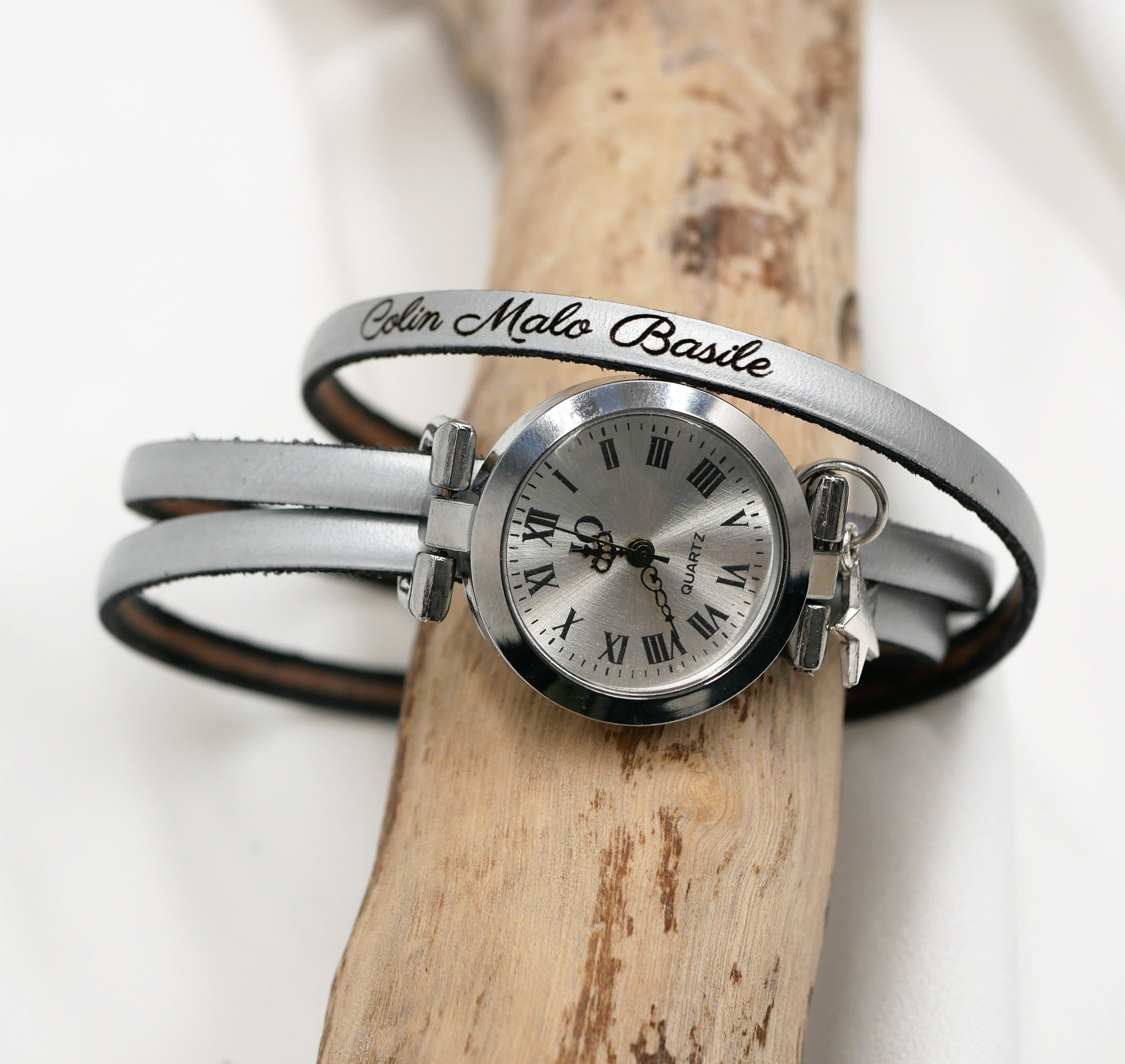 Rel&oacute;gio para personalizar com uma al&ccedil;a de couro, 3 voltas, mostrador prateado com pingente 