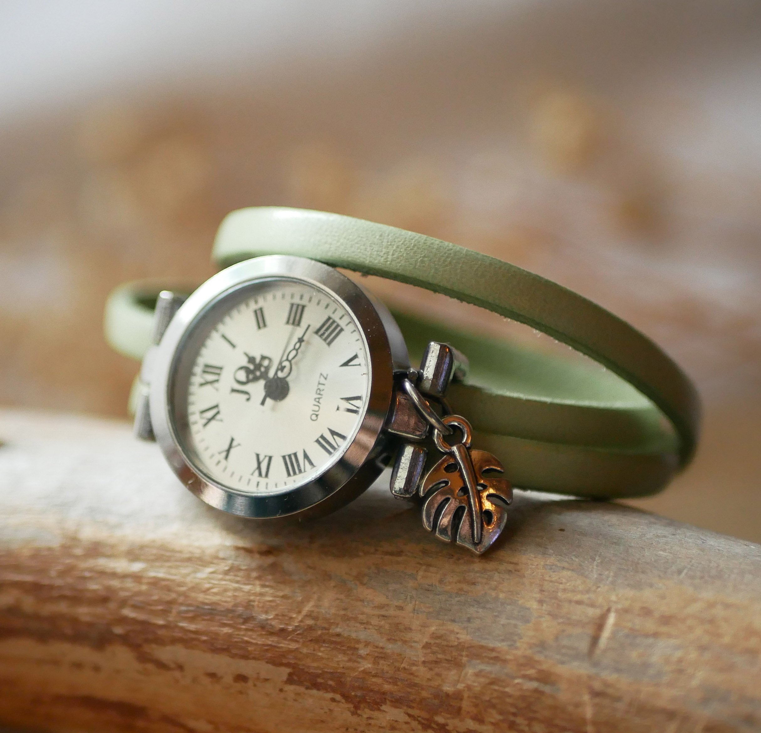 Rel&oacute;gio para personalizar com uma al&ccedil;a de couro, 3 voltas, mostrador prateado com pingente 