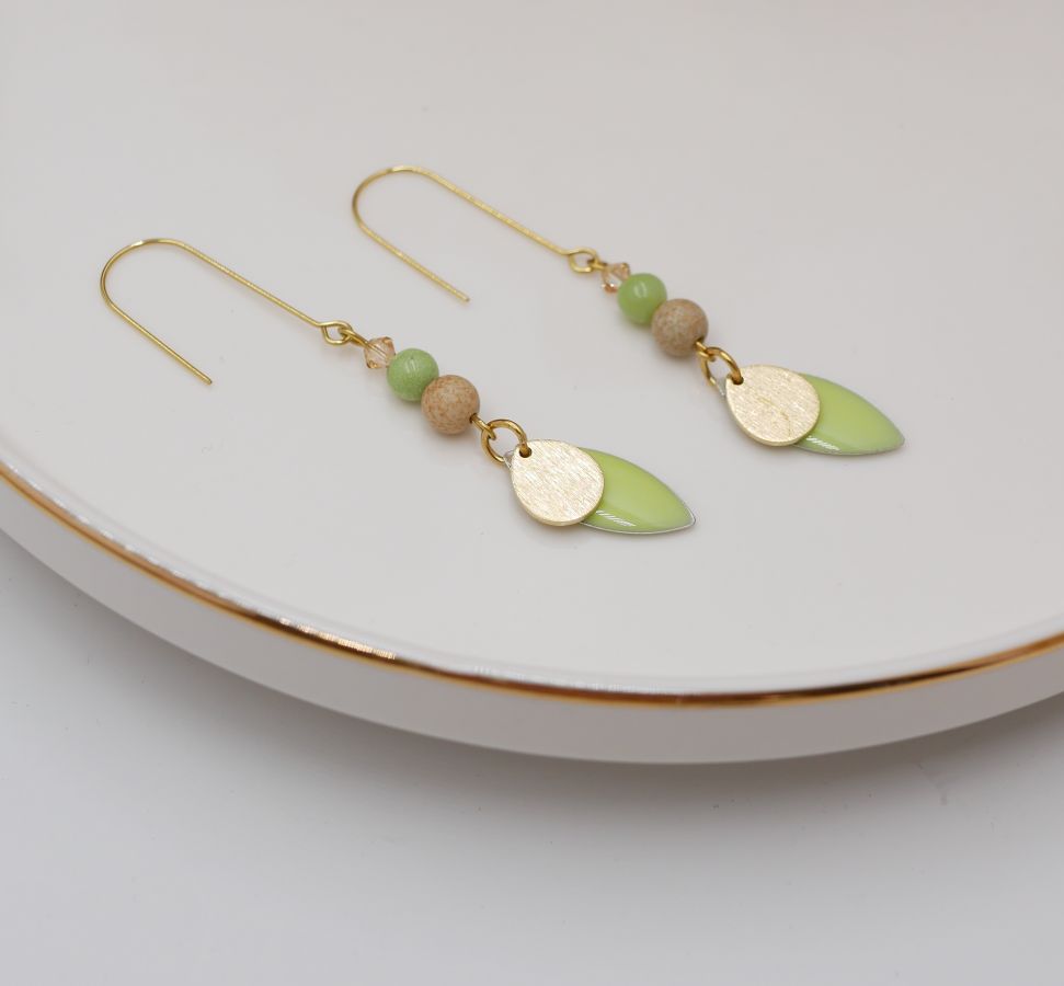 Conjunto de brincos e pulseira de couro com lantejoulas verdes amêndoas