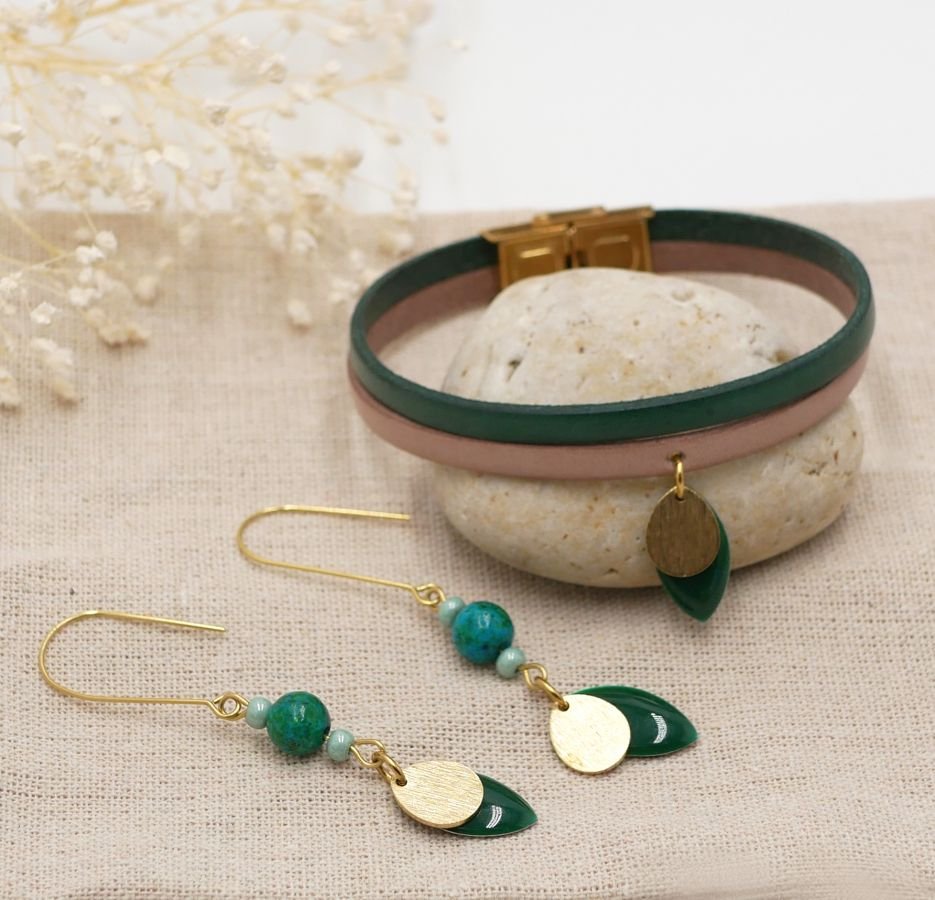 Conjunto de brincos e bracelete de couro com lantejoulas verdes de abeto