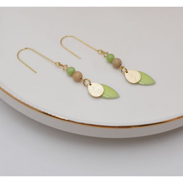 Conjunto de brincos e pulseira de couro com lantejoulas verdes am&ecirc;ndoas