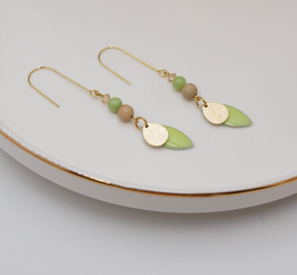 Conjunto de brincos e pulseira de couro com lantejoulas verdes amêndoas