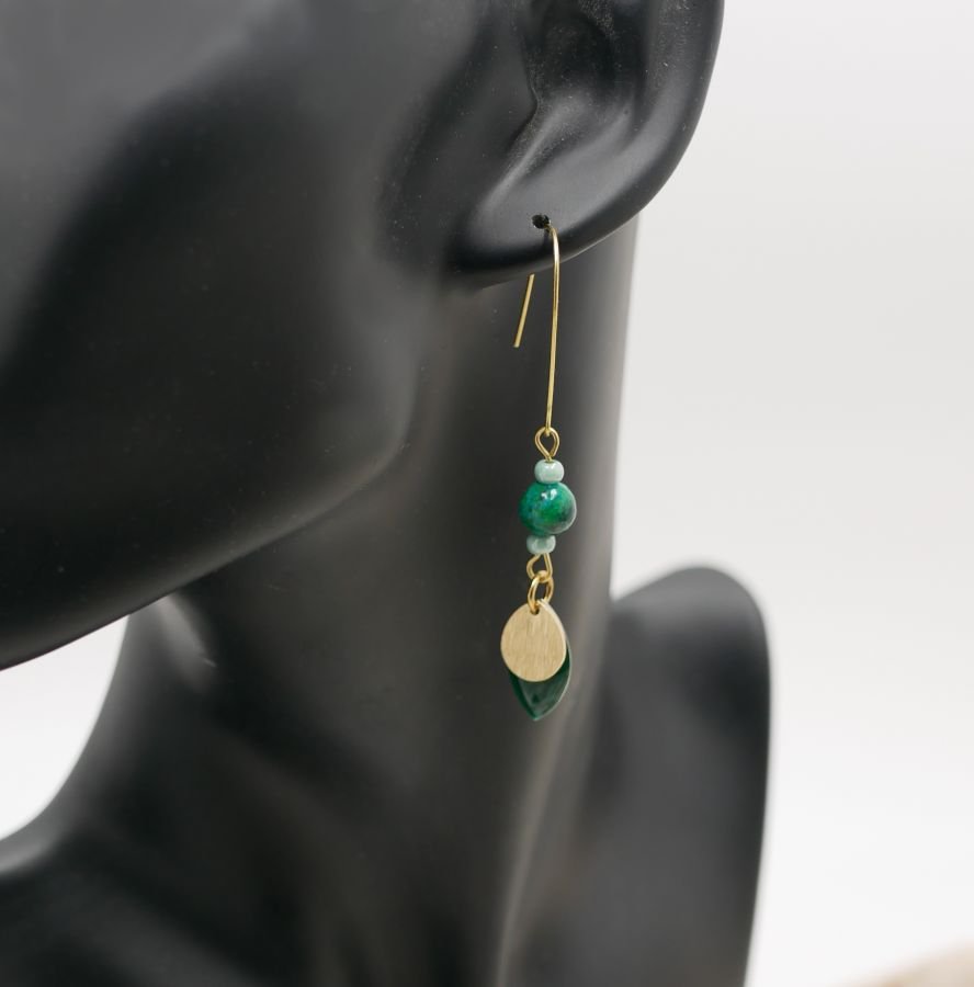 Conjunto de brincos e bracelete de couro com lantejoulas verdes de abeto