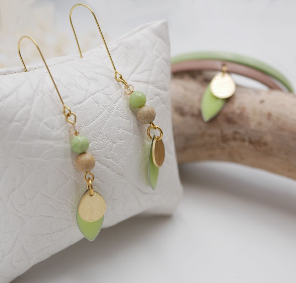 Conjunto de brincos e pulseira de couro com lantejoulas verdes amêndoas