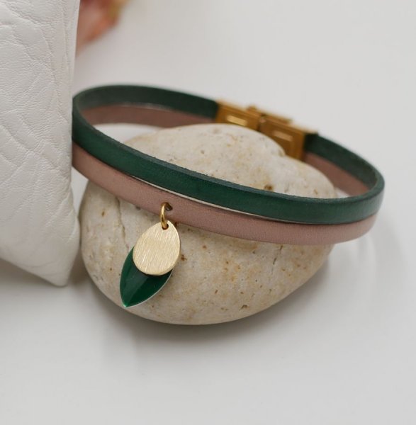 Conjunto de brincos e bracelete de couro com lantejoulas verdes de abeto