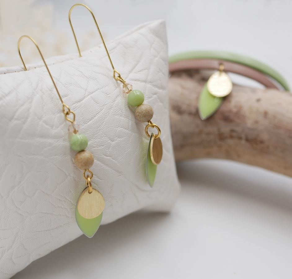 Conjunto de brincos e pulseira de couro com lantejoulas verdes amêndoas